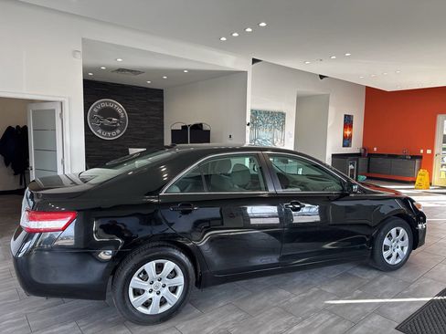 Used 2010 Toyota Camry LE image 11