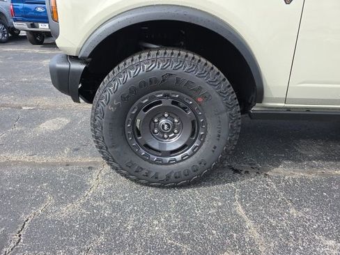 New 2025 Ford Bronco Badlands image 9