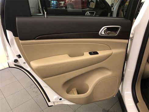 Used 2018 Jeep Grand Cherokee Laredo image 24