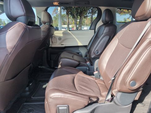 Certified 2023 Toyota Sienna Platinum image 32