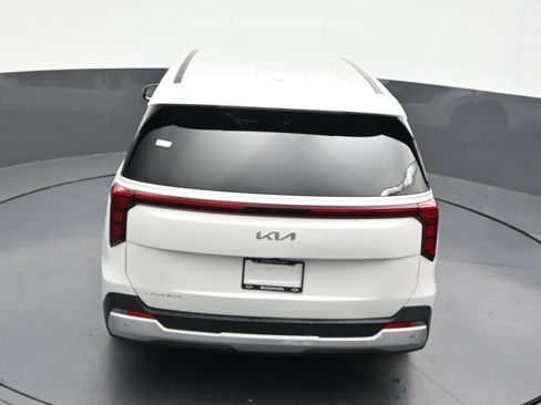Used 2025 Kia Carnival FWD image 19