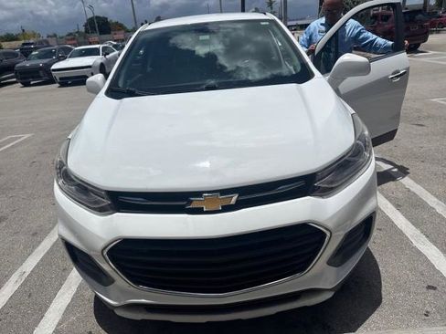 Used 2017 Chevrolet Trax LT w/ LT Convenience Package FWD image 3