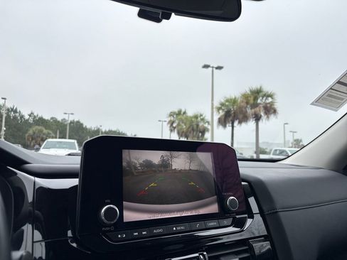 Used 2025 Nissan Pathfinder SV image 16