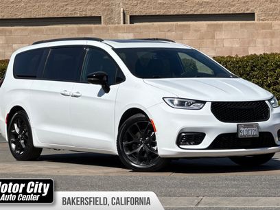 Used 2024 Chrysler Pacifica Limited w/ Uconnect Theater Family Group