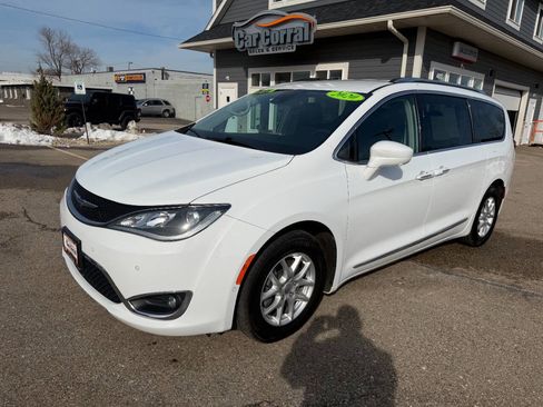 Used 2020 Chrysler Pacifica Touring-L w/ Advanced Safetytec Group image 1