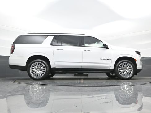 Used 2023 Chevrolet Suburban RST w/ Luxury Package image 35