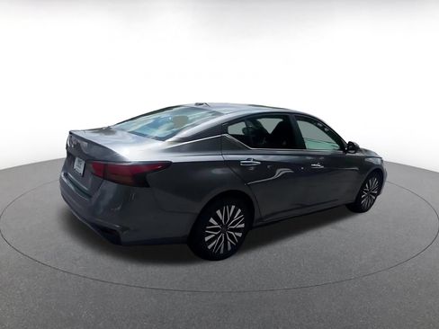 Used 2025 Nissan Altima 2.5 SV FWD image 15