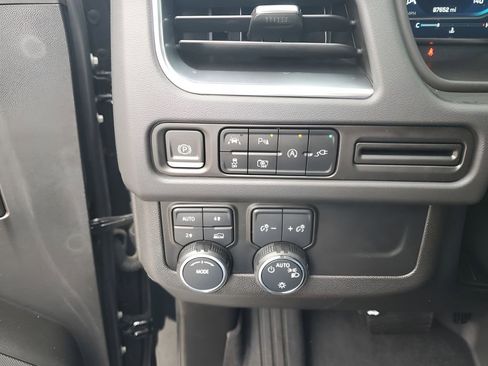 Used 2022 Chevrolet Suburban RST w/ Sport Performance Package image 33