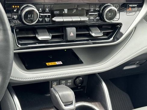 Used 2024 Toyota Highlander Platinum image 24