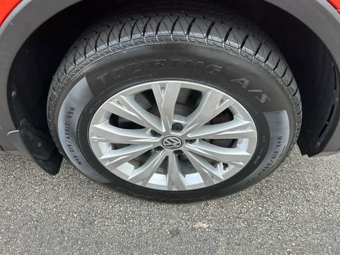Used 2018 Volkswagen Tiguan SE w/ Panoramic Sunroof Package AWD/4WD image 9