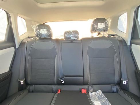 New 2026 Volkswagen Taos SE image 10