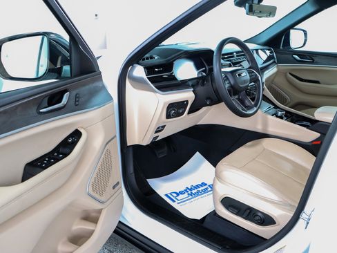 Used 2023 Jeep Grand Cherokee 4WD 4xe w/ Luxury Tech Group II image 3