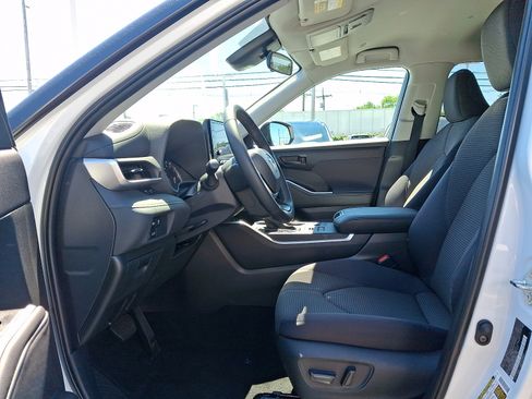 Used 2025 Toyota Highlander LE AWD/4WD image 13
