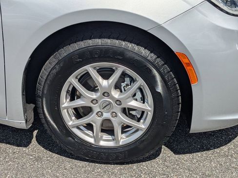 Used 2024 Chrysler Pacifica Touring-L FWD image 10