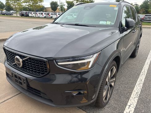 Used 2023 Volvo XC40 B5 Ultimate w/ Protection Package Premier AWD/4WD image 2