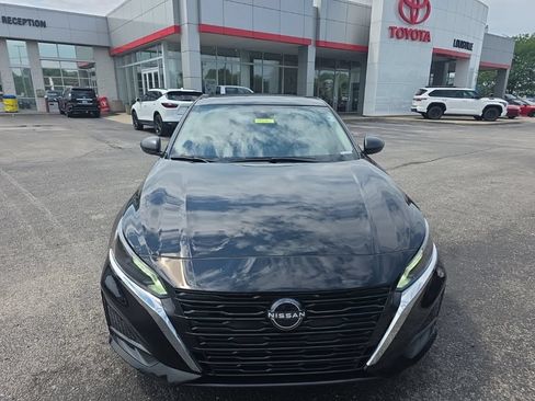 Used 2025 Nissan Altima 2.5 SV FWD image 2