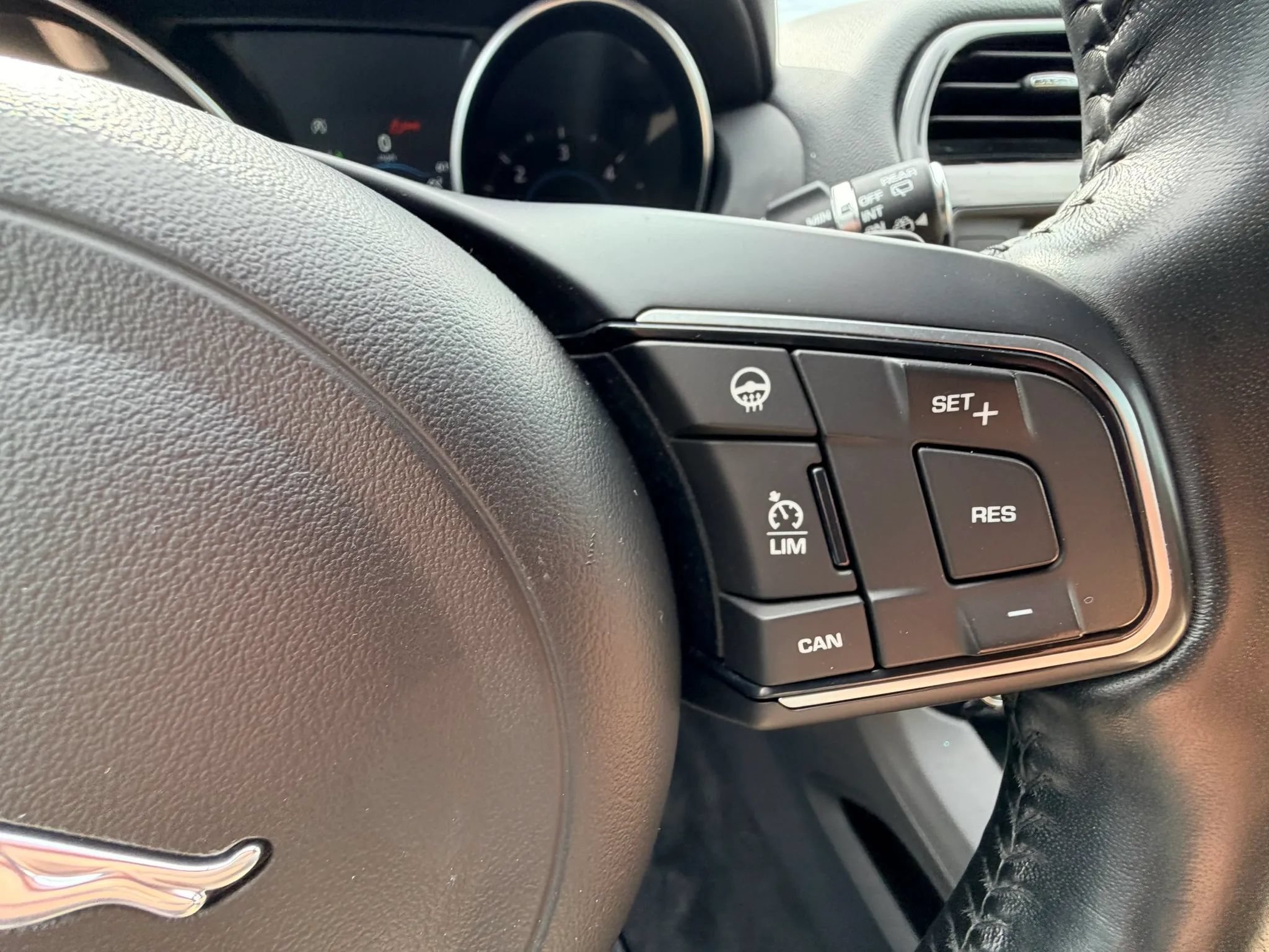 Used 2018 Jaguar F-PACE Premium AWD/4WD image 14