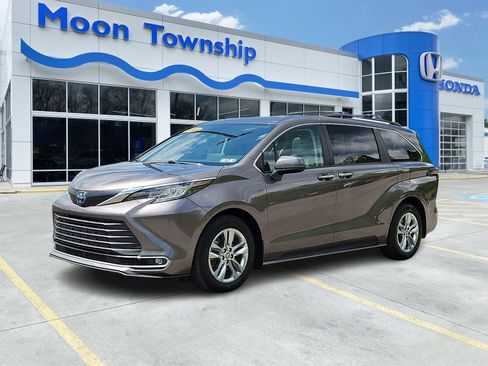 Used 2023 Toyota Sienna XLE w/ XLE Plus Package AWD/4WD image 3