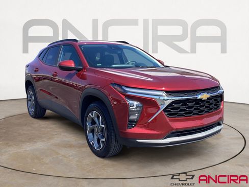 Used 2025 Chevrolet Trax LT FWD image 1