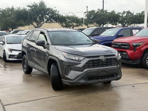 Used 2021 Toyota RAV4 LE FWD image 3