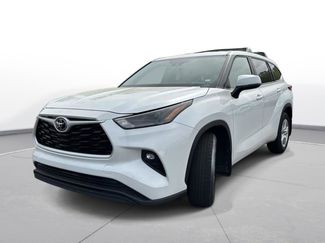 Used 2023 Toyota Highlander LE video 2
