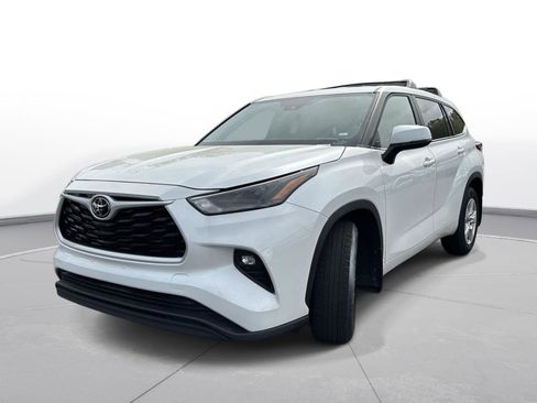 Used 2023 Toyota Highlander LE image 2