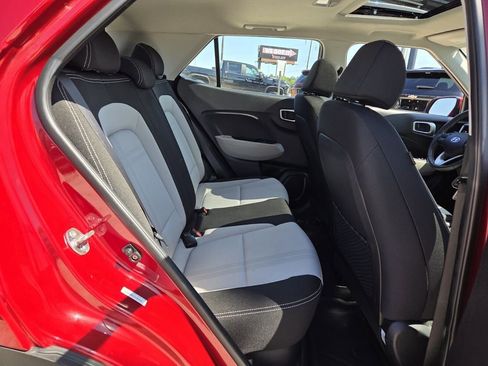 Used 2025 Hyundai Venue SEL FWD image 16