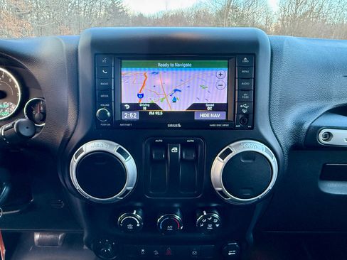 Used 2018 Jeep Wrangler Sahara w/ Connectivity Group image 18