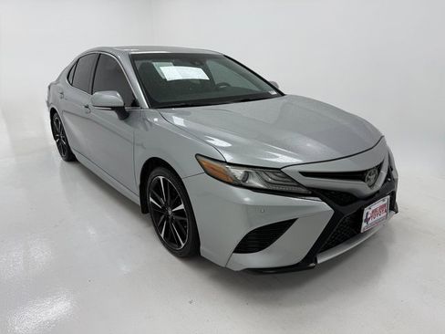 Used 2018 Toyota Camry XSE image 2