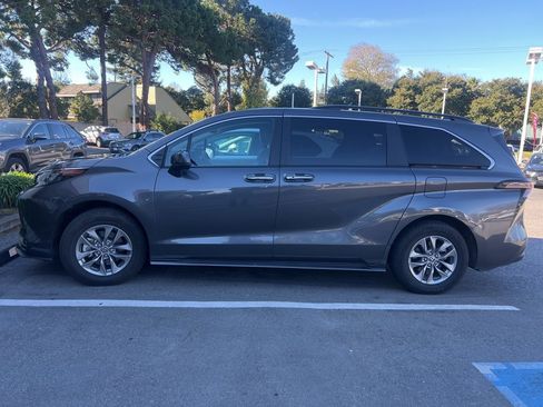 Used 2025 Toyota Sienna XLE image 2