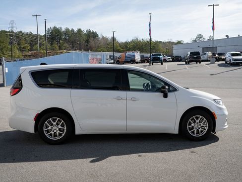 Used 2024 Chrysler Pacifica Touring-L image 11