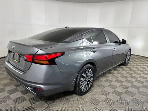Used 2023 Nissan Altima 2.5 SV w/ SV Premium Package image 3
