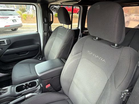 Used 2018 Jeep Wrangler Unlimited Sahara AWD/4WD image 16