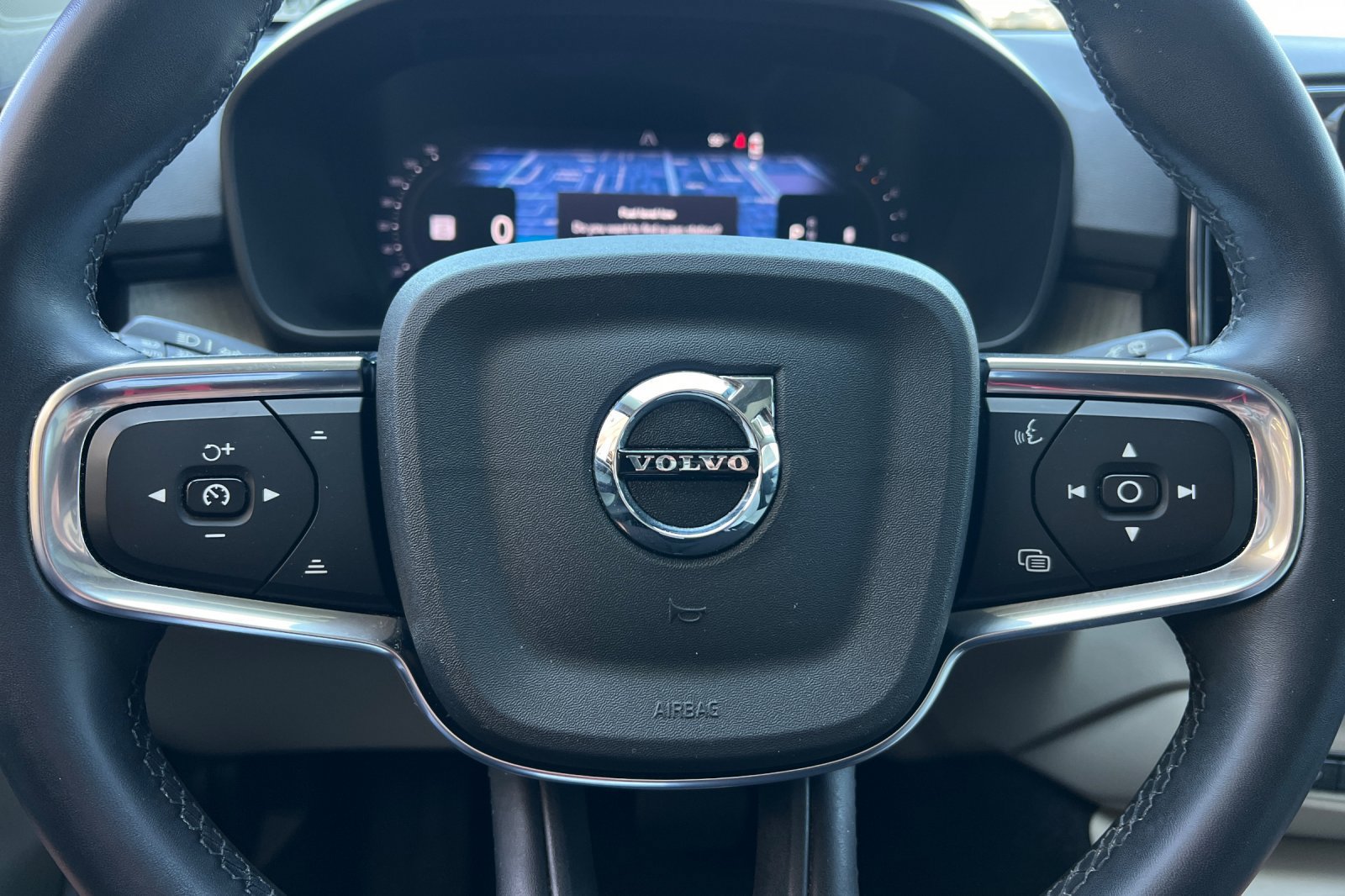 Used 2024 Volvo XC40 B5 Plus AWD/4WD image 23