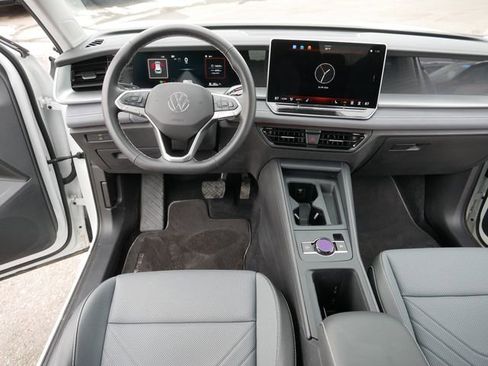 Used 2025 Volkswagen Tiguan SE image 21