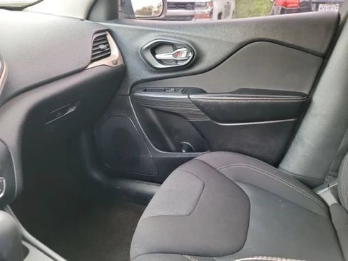 Used 2016 Jeep Cherokee Latitude w/ Cold Weather Group AWD/4WD image 17