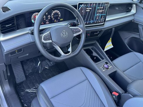 New 2026 Volkswagen Tiguan SE FWD image 10