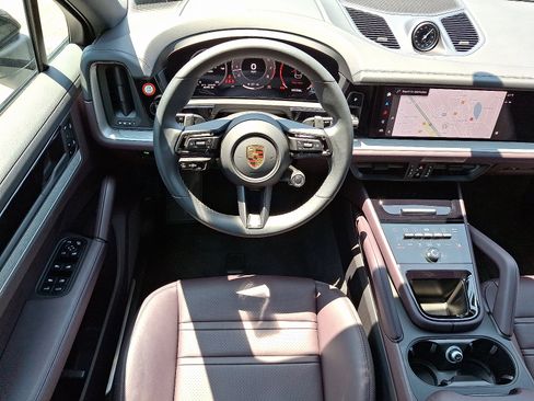 Used 2024 Porsche Cayenne S image 4