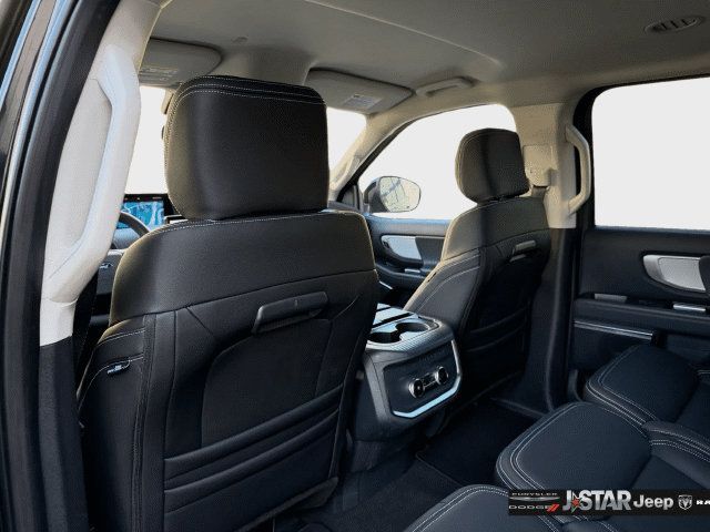 Used 2025 Ford Expedition Active AWD/4WD image 29