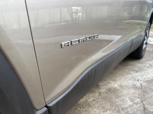 Used 2022 GMC Acadia SLE w/ Driver Convenience Package FWD image 55
