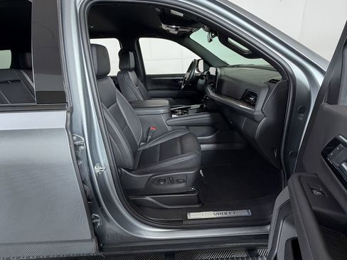 Used 2025 Chevrolet Suburban Z71 AWD/4WD image 5