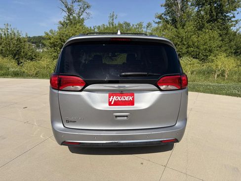 Used 2019 Chrysler Pacifica Touring-L FWD image 7