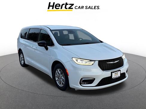 Used 2025 Chrysler Pacifica Select image 1