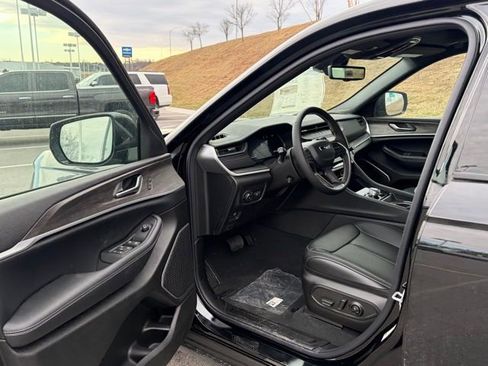 New 2026 Jeep Grand Cherokee Limited w/ Luxury Tech Group II AWD/4WD image 15