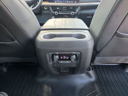 Used 2025 Chevrolet Suburban High Country AWD/4WD image 12