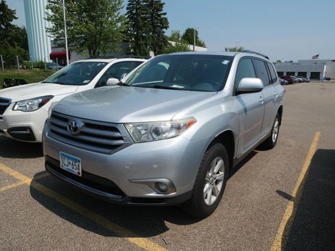 Used 2013 Toyota Highlander Plus AWD/4WD image 2