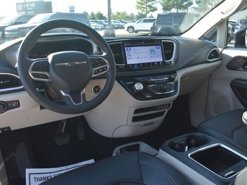 Used 2024 Chrysler Pacifica Limited FWD image 20
