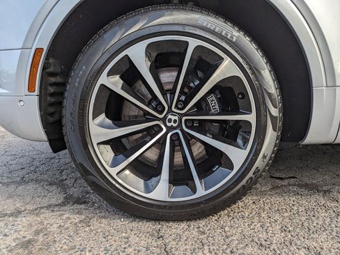 Used 2018 Bentley Bentayga Onyx Edition image 51