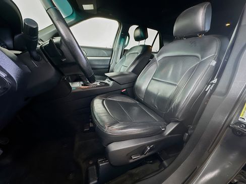 Used 2017 Ford Explorer XLT FWD image 13