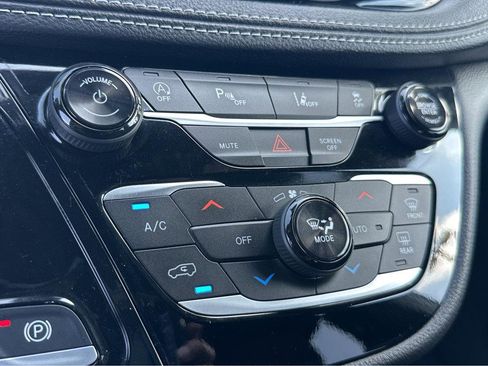 Used 2024 Chrysler Pacifica Touring image 26